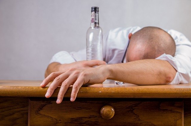 Zjawił się w pracy pod wpływem alkoholu – co mu grozi?