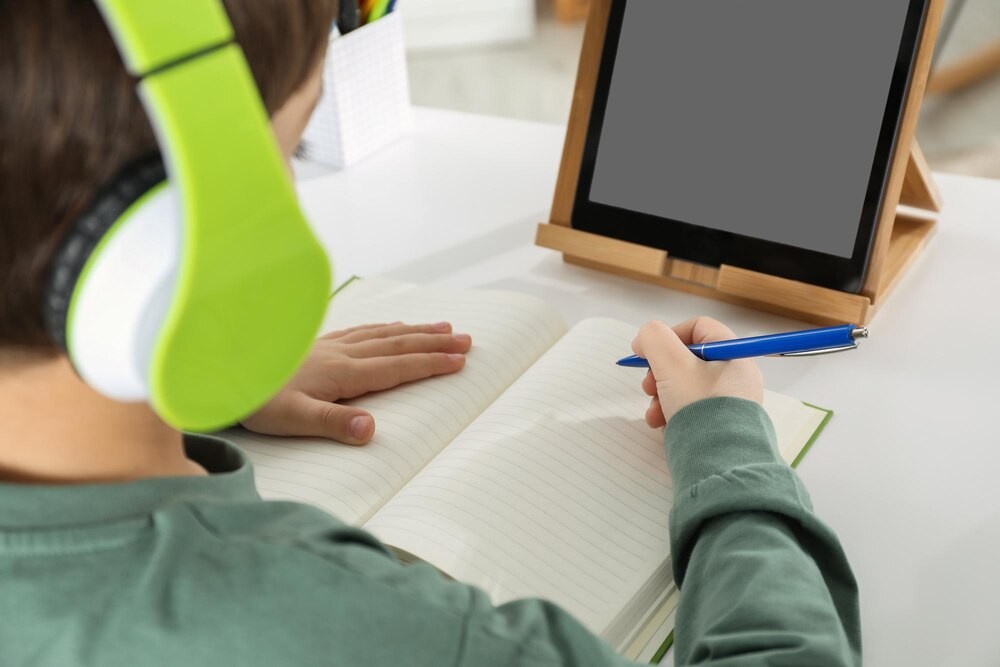 Rożental zyskał nową szkołę, drogi i odrestaurowany kościół!