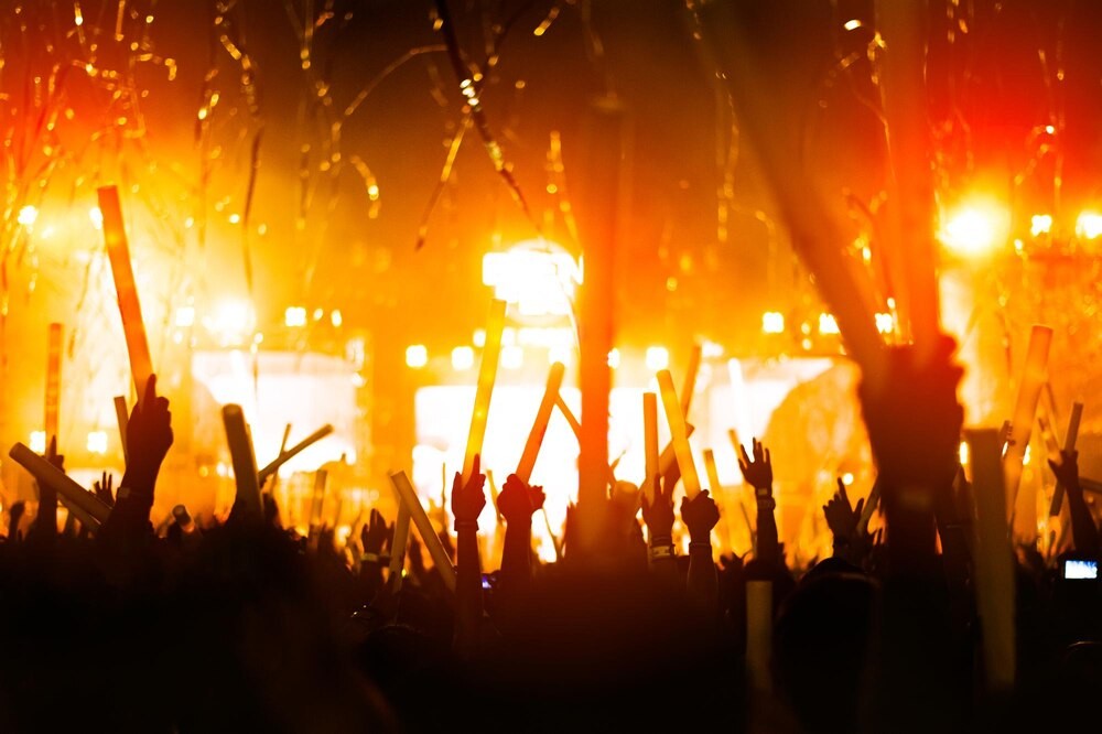 Sylwester w Iławie: Potańcówka z DJ Teofilakiem i noworoczny pokaz fajerwerków!