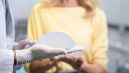 Dlaczego sam kształt implantu nie przesądza o wyglądzie piersi?